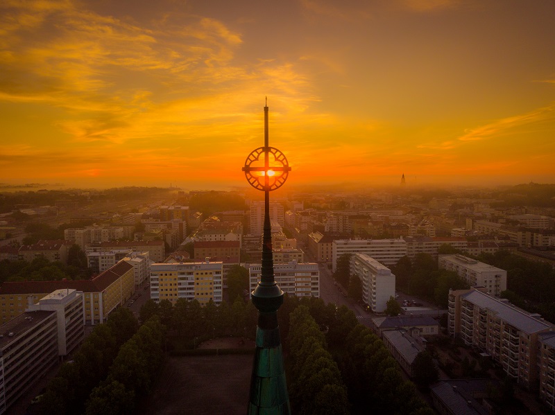 Ilmakuva Mikaelin kirkon tornista ja Turusta auringon noustessa