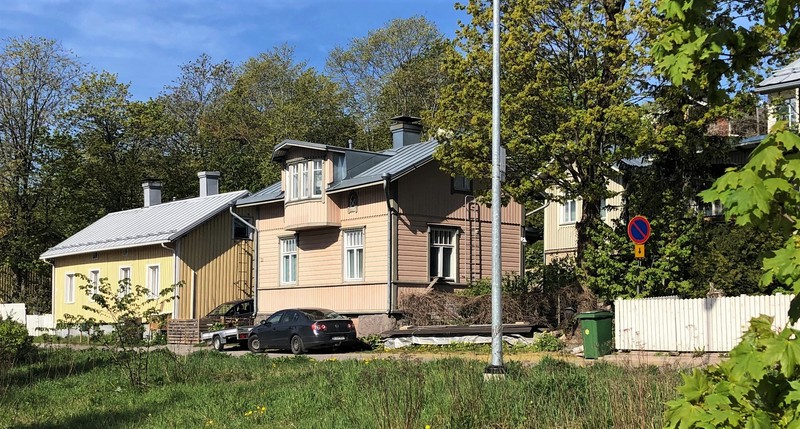 Vaaleanpunainen ja keltainen puutalo Turussa Raunistulan asuinalueella.