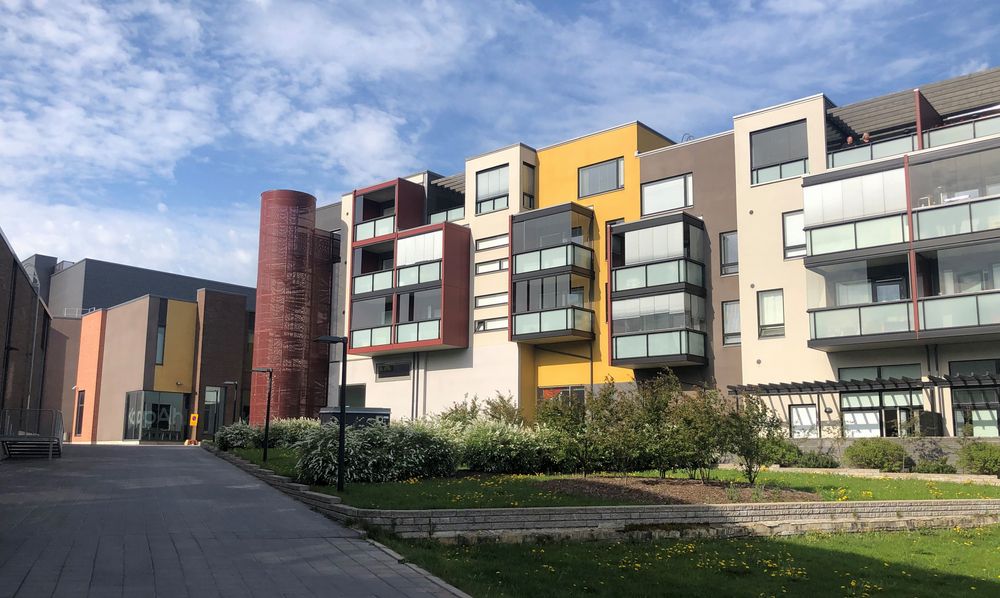 Moderni kerrostalokompleksi Turussa Skanssin asuinalueella.