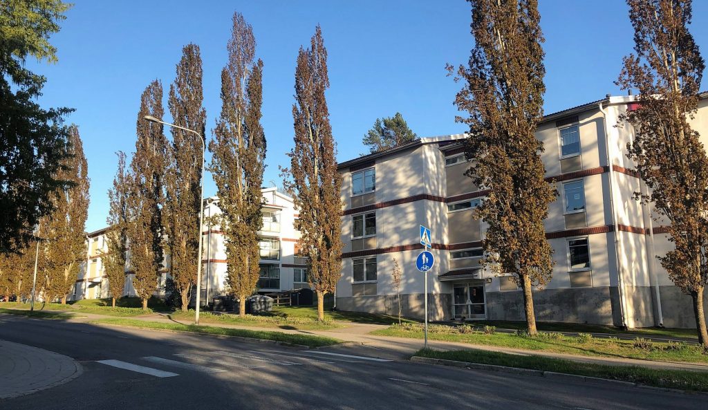 Turun Teräsrautelan valkoisia pienkerrostaloja aurinkoisena kesäpäivänä.