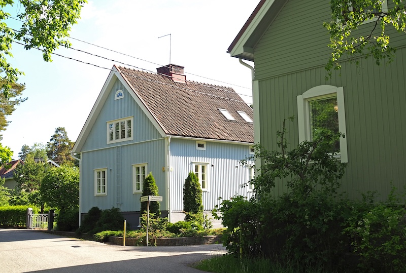 Puisia omakotitaloja kadun varrella UIttamossa