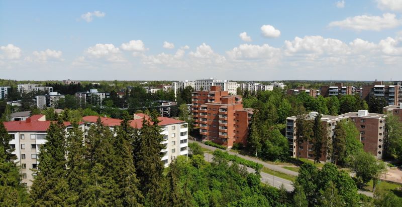Ilmakuva Varissuon kerrostaloista ja niitä ympäröivästä puustosta.