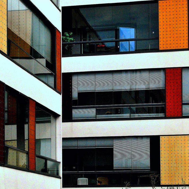 Lasitettuja parvekkeita ja modernia arkkitehtuuria Kaarinan keskustan uusissa kerrostaloissa.