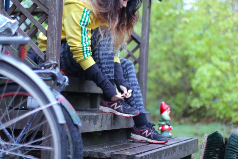 Lenkkeilijä sitoo kengännauhoja portailla. 