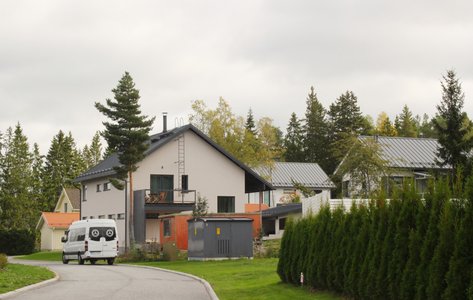 Uusi omakotialue Kuninkojassa Raisiossa. Katu ja pensaita etualalla.