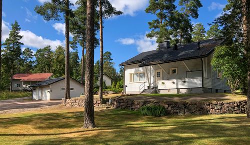 Alvar Aallon suunnittelema vaalea omakotitalo Varkaudenmäessä Eurassa.