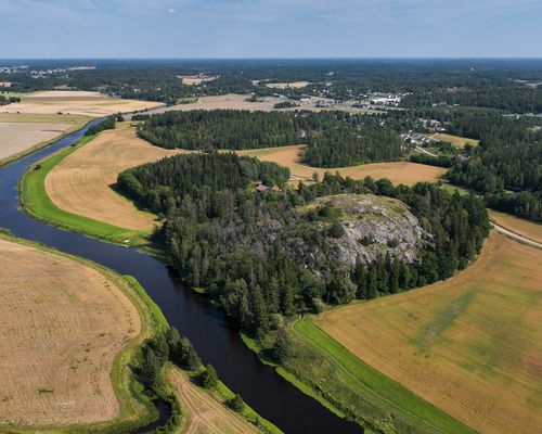 Ilmakuva Liedon Vanhalinnan linnavuoresta Aurajoen varrella peltojen ympäröimänä