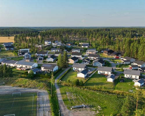 Ilmakuva Hahmelan kentästä ja pientaloalueesta sen vierellä