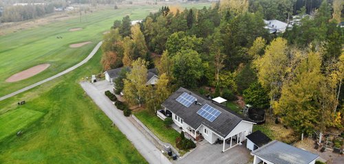 Etualalla omakotitalo Naantalissa, vasemmalla golfkenttä ja oikealla metsää.