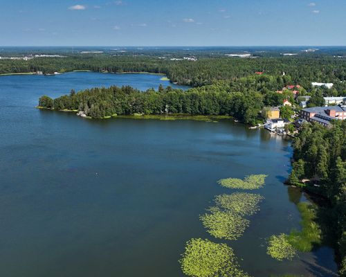 Ilmakuva Littoistenjärvestä, taustalla näkyy asuinalue