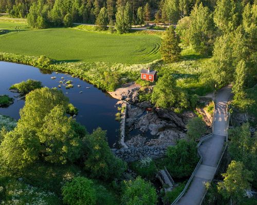 Ilmakuva Nautelasnkosken ympäristöstä kesällä, taustalla peltoja ja metsää