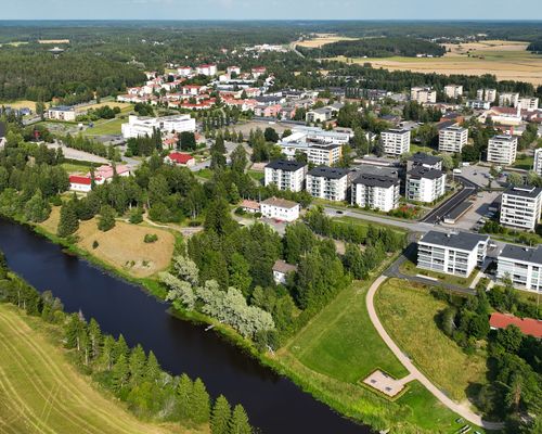 Ilmakuva Aurajoesta ja kerrostaloalueesta joen rannalla Liedon keskustassa