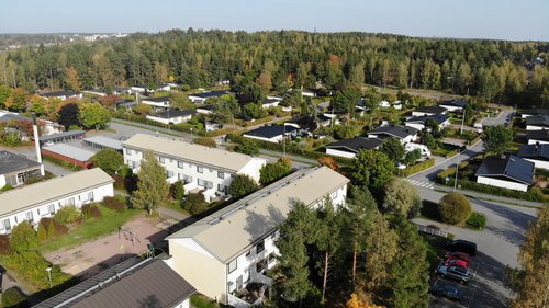 Ilmakuva Krookilan pientaloalueesta Raisiossa. Taustalla metsää.