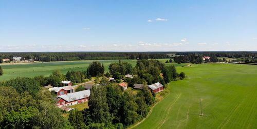 Näkymä Kiukaisten pelloille, maatila etualalla.