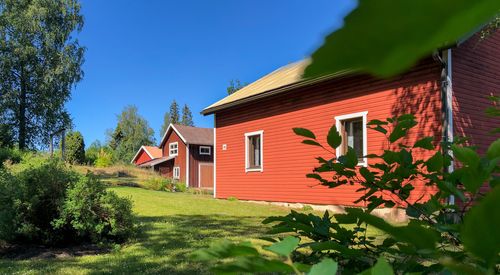 Punainen omakotitalo ja rakennuksia Paneliassa Eurassa.