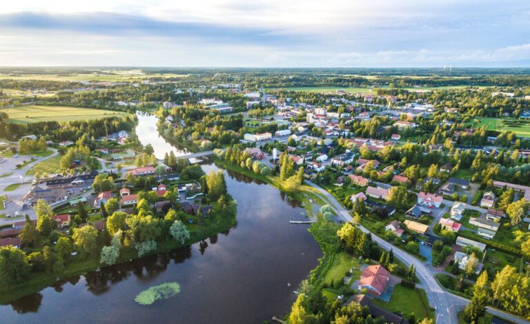 Ilmakuva Huittisten keskustusta, keskellä virtaa joki ja sen rannoilla asutusta ja puustoa.