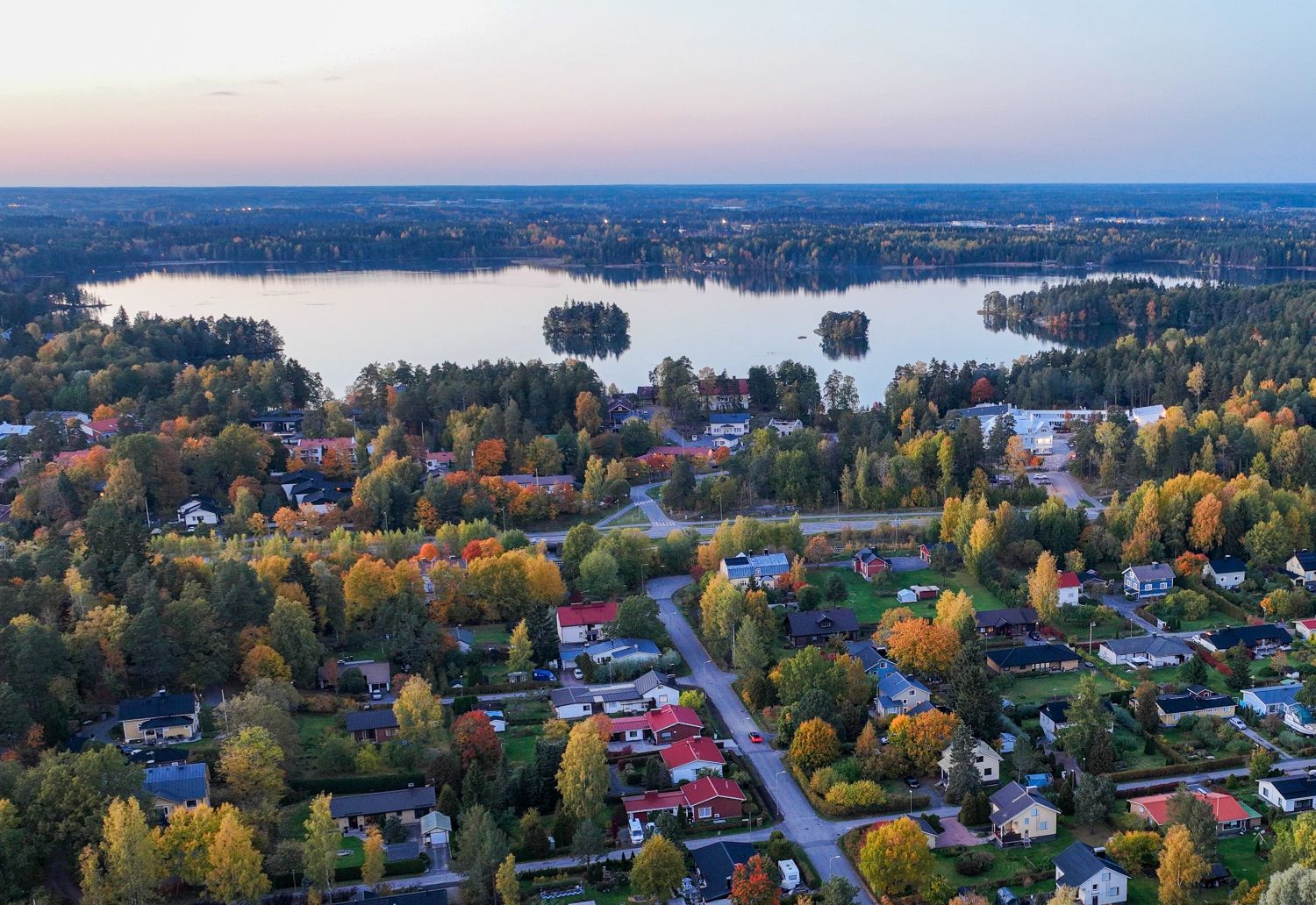 Ilmakuva Kaarinan Verkakylä asutuksesta, jonka tautsalla Littoistenjärvi.