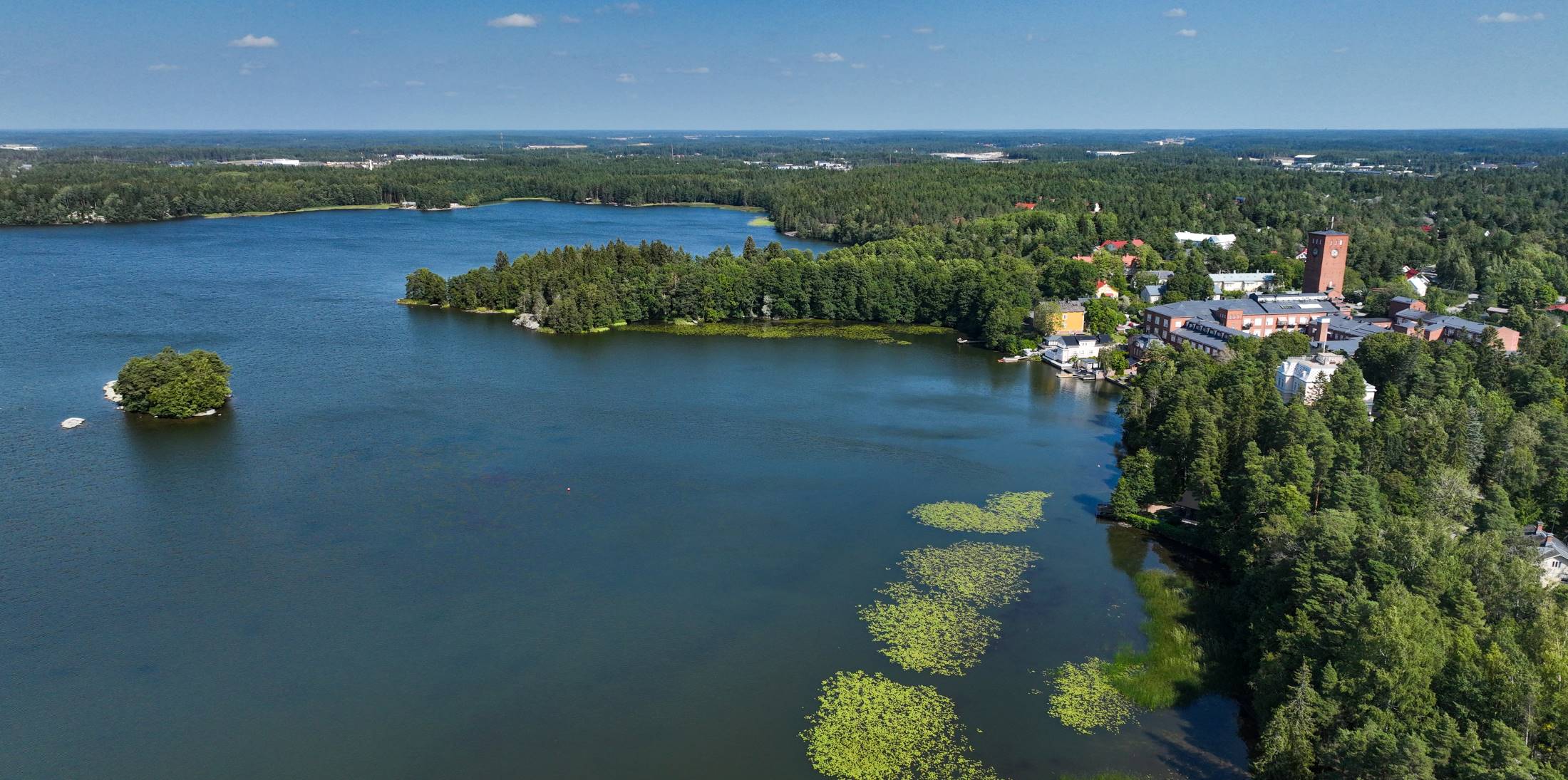 Ilmakuva Liedon Littoistenjärveltä, jossa vanha tehdasmiljöö muutettuna asuinalueeksi.