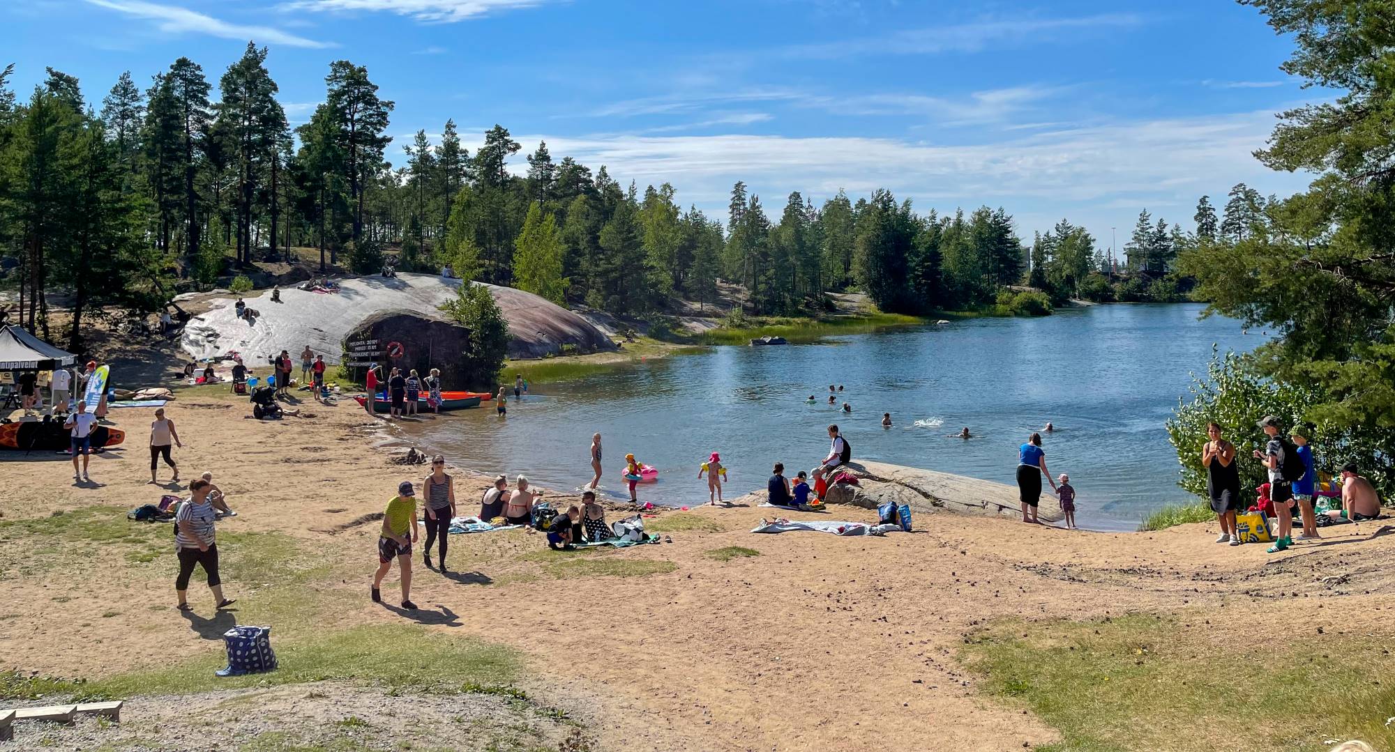 Uimareita Maskun Rivieran uimarannalla aurinkoisena kesäpäivänä.