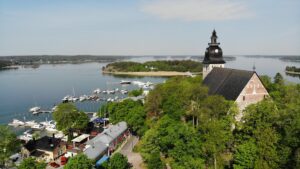 Ilmakuva Naantalin rannasta ja kirkosta, näkymä merelle.