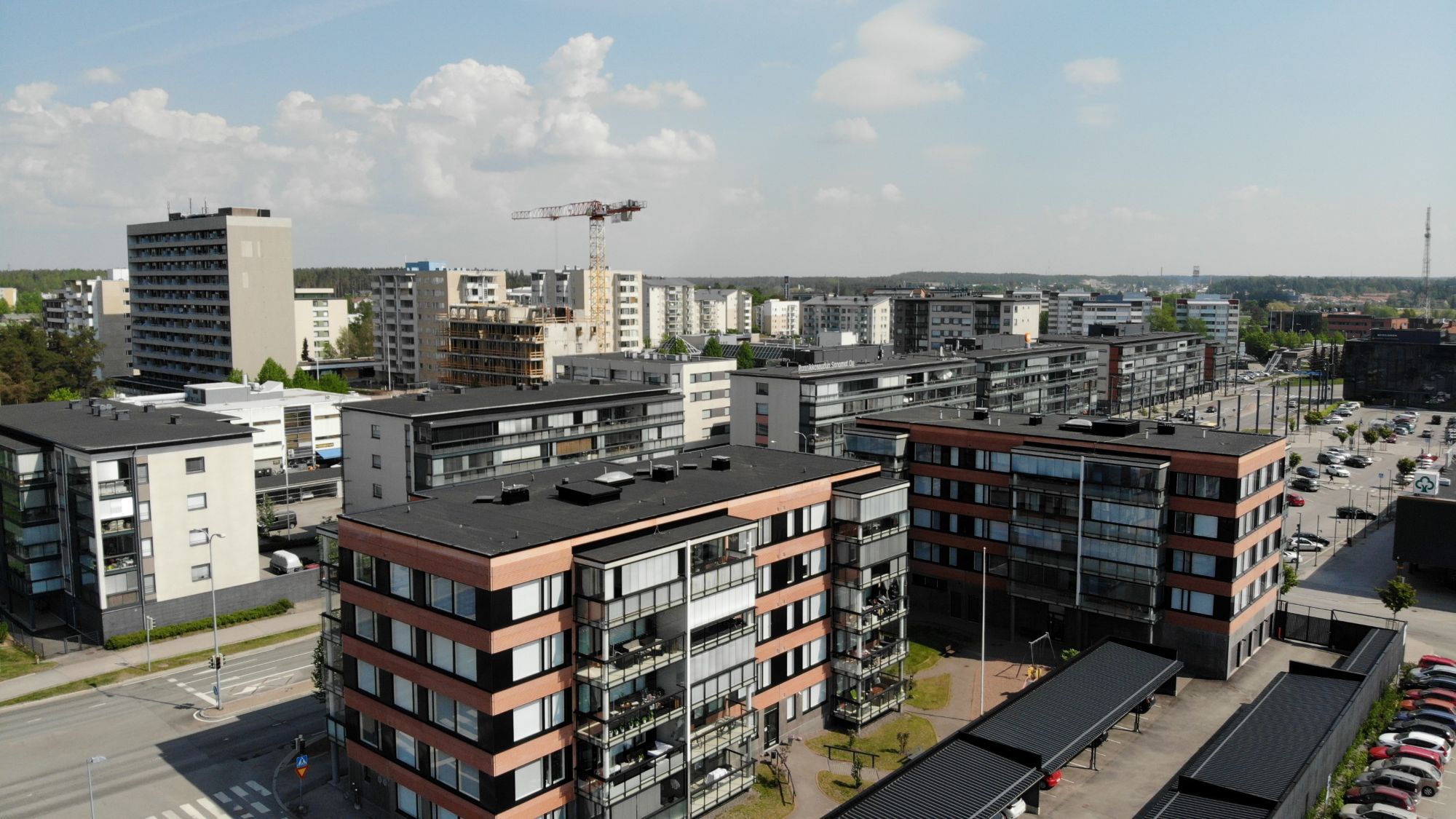 Kerrostaloja Raision keskustassa, taustalla nosturi.