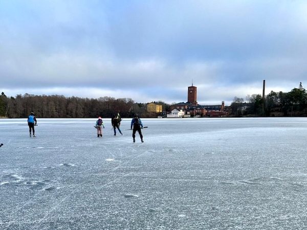 Luistelijoita Littoistenjärven jäällä. 