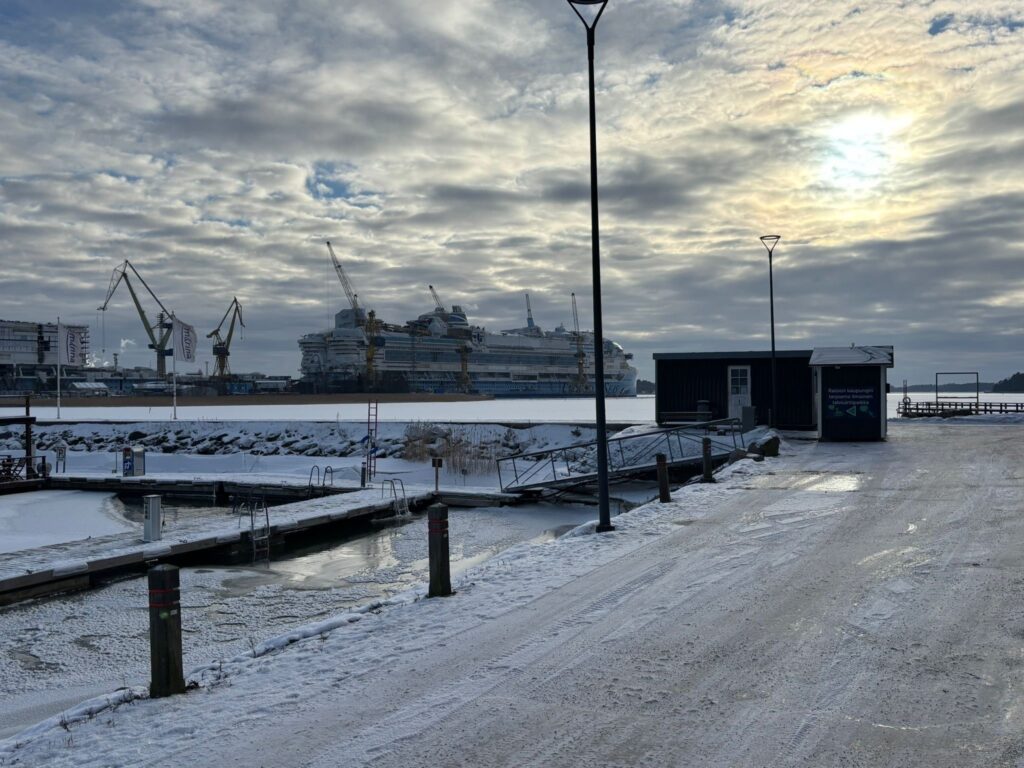 Raision Hahdenniemen rannan avantopaikka, taustalla telakalla rakentuva valtamerialus.