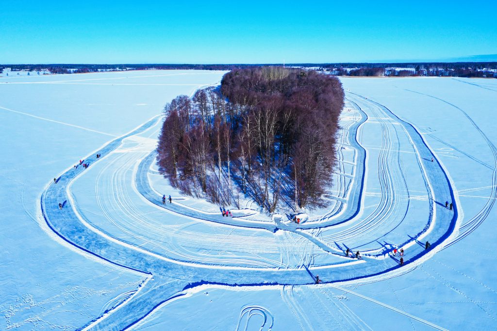 Luistelurata aurattuna saaren ympäri Köyliönjärvellä.