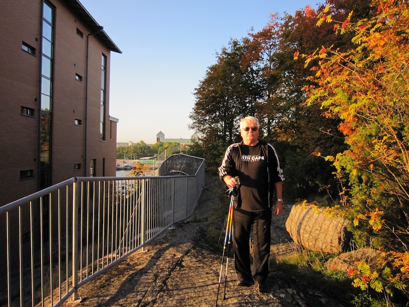 Timo Turkulainen seisoo Korppolaismäen ulkoilureitillä. 