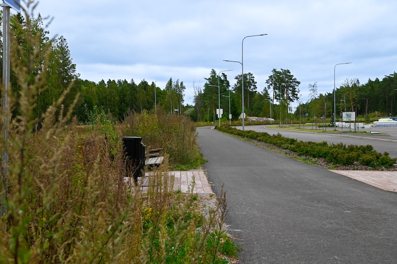 Valmis jalkakäytävä, autotie ja valaistus Sokon alueella Naantalissa. 