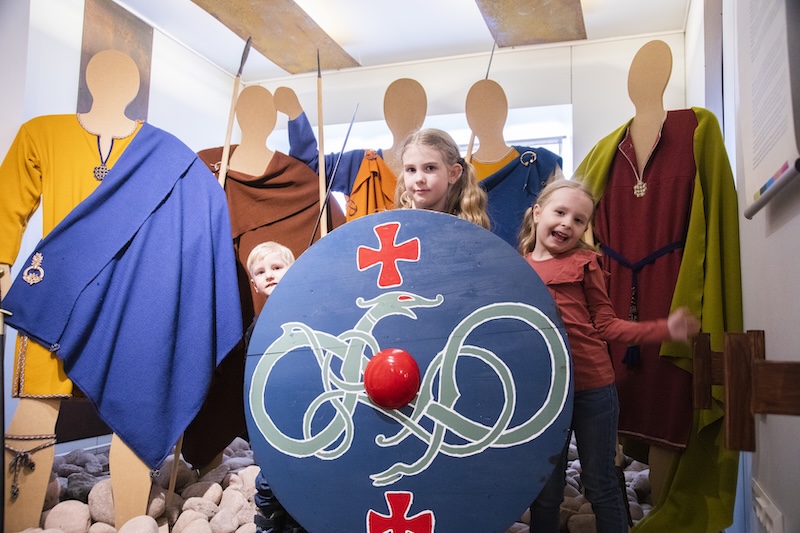 Lapsia Nauravassa Lohikäärmeessä. 