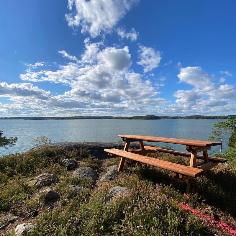 Piknik-pöytä ja merimaisema Naantalin Villan retkeilyreitin varrella. 