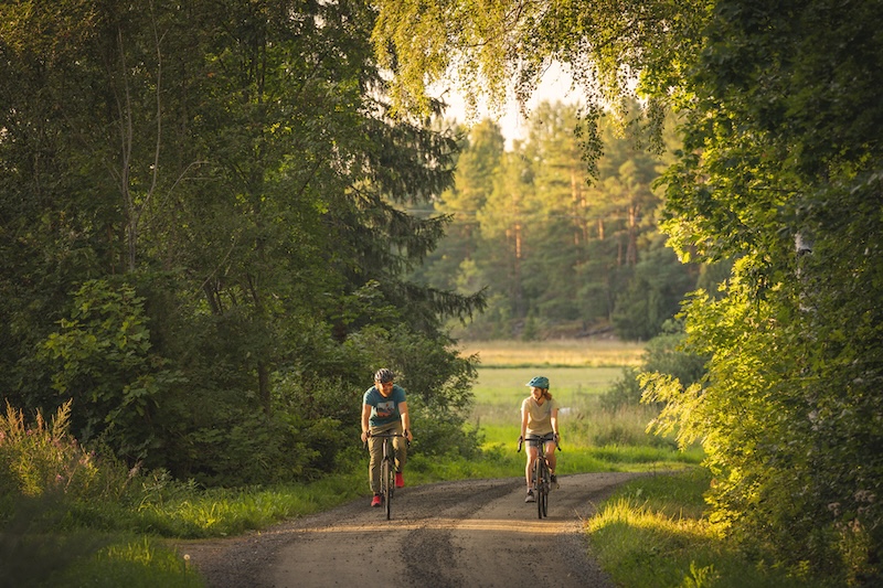 Kaiksi pyöräilijää Taikayöntiellä Huittisissa. 